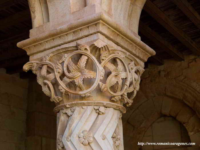 Capitel del ángulo noroeste del claustro